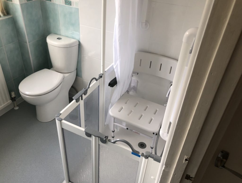 Shower with seat and half height doors