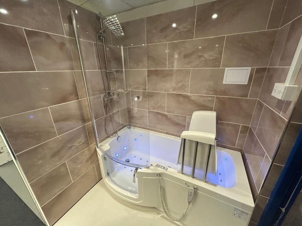 Absolute Mobility showroom with walk in bath, bath lift and shower screen